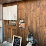 13 - 開店後の店舗入口