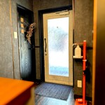 La couleur d'ete - 入ったところにも段差なし。 車いすは、カウンター一択ですかね。