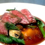 La couleur d'ete - 濃い肉汁、でも、脂が軽い。 柔らかい舌触り。 赤身の旨味と濃いめのソースが絡んで極上のメインディッシュに仕立てられています。 角の立つほど青い香りのガルニチュールたちが異彩を放ちます。 ミネラル感たっぷりの力強い野菜たちは、牛の脂にぜんぜん負けてません。 だから、皿全体が引き立ちます。 肉汁とソースの旨味としっかりボデイーのワインの余韻が長く残ります。
