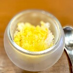 La couleur d'ete - 甘さを抑えたシトラスっぽい香りが心地良いです。 冷感たっぷりのグラニテで、きれいに舌をリセット。 見た目はシンプルですが、そこらへんのスイーツ屋ではお目にかかることのないレベルですよ、これ。 香りと酸味がとっても大人〜な感じ。