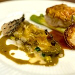 La couleur d'ete - 手前は、58℃で低温調理された小型のアワビ。 丸1個使われてます。 下には米ともち麦を敷き詰めてアワビリゾット仕立てになってます。 鮨屋でも肝ソースはよく使われますが、やはり和と仏では、料理手法が 全く異なります。 こちらはバターたっぷりで濃厚なソース。 ワインとパンを合わせると、なんというウェルビーイング！