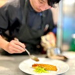 La couleur d'ete - ソースを回しかけて仕上げです。 こんな風景を目にするのも、このカウンターのおかげです。