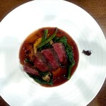 La couleur d'ete - さて、メインデッシュです。 魚でここまで盛り上げたにも関わらず、まだギアを一段上げてきます。 やる気がでるフレンチです。 1,500円のエクストラチャージが付きますが、これ、13,000円程度のコースで出てくるよう な牛じゃないです。 店が店ならこの皿だけで、13,000円でも安いくらいです。