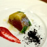 La couleur d'ete - 前菜１ カツオと茄子のマリネ。 焼き茄子の香りも一緒に閉じ込め、ビーツのソースと自家製オリーブ塩でいただきます。 オイル漬けされてねっとりと旨味を高めたカツオと茄子の冷製。 狂ったような灼熱の外を忘れるような、冷んやり涼やかな料理が心地良い。