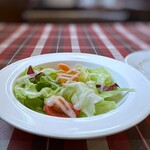 パッパーレ - ◆セットのサラダ・・今では珍しい「フレンチドレッシング」がかけられ、レタス中心。 ボイルした人参2切れと、カボチャ1切れ盛られています。 フレンチドレッシングを口にするのが久しぶりでしたので、却って新鮮でした。♪