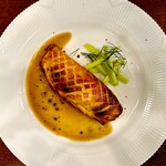 La couleur d'ete - アユのパイ包み焼きが完成しました。 いきなり驚きのポーション。 まだ、コースは始まったばかりで、大丈夫か、オレサマの胃袋。