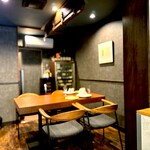 La couleur d'ete - 一番奥の席。 ここに向かう通路の一部がかなり狭いので、テーブル利用は車いすには厳しいかな。 左隣には2名分のてテーブルもありますが、あとはこの手前に2名分の カウンターのみ。 このカウンターがスペシャルなシェフズテーブルです。