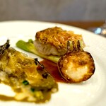 La couleur d'ete - 魚料理。 これ、完全に２皿にできる料理ですよね。 奥が松笠焼きした白甘鯛。 下に元気なアスパラを敷いてアメリケーヌっぽいソースでいただきます。 これも、ほんとに見事な火入れで旨い！ ガルニチュールの蕪は香りと味が濃くて、これも旨い！