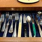 La couleur d'ete - カトラリはテーブルの引き出しの中。 ライヨールをはじめ、切れ味よさそうなのが揃っています。 子供の頃、解剖セットでいろいろ解剖したのを思い出すなぁ。 昆虫やカエルには悪いことをしてしまいました。