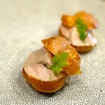 La couleur d'ete - まずは、白レバーとフォアグラのパティをシュー皮で挟んだアミューズから。 中にはミキプルーン的なものが入ってます。 ワインが進みますねー。