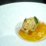 La couleur d'ete - 一緒に食べると、確かにアイスと生果物だけでは得られない、おもしろい食感が生まれる んですよ。 これも酒を呼びますねー。 早々にカルバドスを一杯。