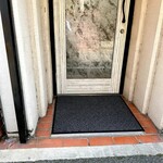 La couleur d'ete - 入口。 フラットです。 ちょっと狭まめです。