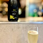 La couleur d'ete - ペアリング＃１ まずはフランチャコルタから。 既に気温は37℃を示す猛暑のこの日。 砂漠に染み込むようです。