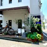 La couleur d'ete - 2階建ての建物の1階にあります。 グラストラッカービッグボーイはシェフの所有。 フレンチのシェフって昔っからバイク、クルマが好きな人多いです。