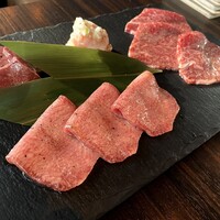 焼肉うしごろ 銀座並木通り店 - 塩でいただく肉たち