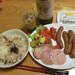 腸詰屋 - 軽井沢を家でたべます。花豆赤飯、サラダはツルヤスーパー。
今日は記念日なの。
長野産ワイン呑むよ〜