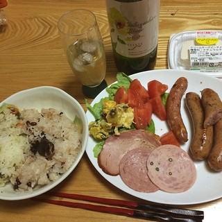 腸詰屋 - 軽井沢を家でたべます。花豆赤飯、サラダはツルヤスーパー。
今日は記念日なの。
長野産ワイン呑むよ〜