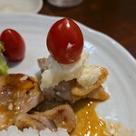 キッチン ブルー グローブ - ポテサラとトマトを乗せて