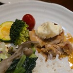 キッチン ブルー グローブ - 最後のチキンにもポテサラ乗せて