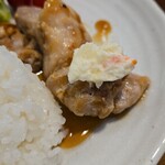 キッチン ブルー グローブ - コンフィへポテサラを乗せて