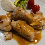 キッチン ブルー グローブ - 正面から、大きめなチキンです