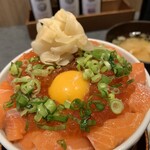 札幌海鮮丼専門店 すしどんぶり - ＊サーモンの親子丼　