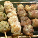 Yakitori Akabee - （左から）つくね￥160。四身￥120。忘れました。えのき巻き￥160。