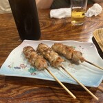 大衆居酒屋 なみ吉 - オリオンビール瓶ビール550円、焼き鳥（三本）600円