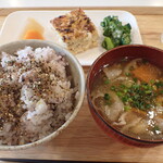 トーコーキッチン - キッシュ　副菜二品、豚汁　ご飯