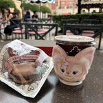 マンマ・ビスコッティーズ・ベーカリー - アイスカフェラテとミッキーマカロン