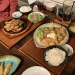 はれるや - 焼肉鉄板定食(左奥)と牡蠣南蛮定食(右)