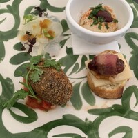 CICADA - 前菜:真鯛のカルパッチョ、ひよこ豆のフムス、デーツとベーコンとチーズのカナッペ、コロッケ（中身忘れてしまいました…）