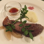 ワインレストラン ドミナス - マンガリッツァ豚肩ロース肉のステーキ、ワサビとナンプラー醤油のソース