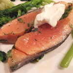 ワインレストラン ドミナス - ノルウェー産サーモンのディル・ピノマリネ、ミーキュイでサワークリーム添え