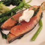 ワインレストラン ドミナス - ノルウェー産サーモンのディル・ピノマリネ、ミーキュイでサワークリーム添え