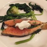 ワインレストラン ドミナス - ノルウェー産サーモンのディル・ピノマリネ、ミーキュイでサワークリーム添え