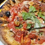 ピッツェリア エ オステリア パドリーノ - トマトの美味しさを存分に楽しめます！生胡椒がピリッと香るのもアクセント！食べきれずテイクアウトしましたが…家のオーブンで温め直しても美味しさ変わらずでした！