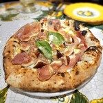 ピッツェリア エ オステリア パドリーノ - 「花イチジクと自家製リコッタチーズのクワトロフォルマッジ、生ハムのせ」トッピング蜂蜜付き