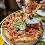 ピッツェリア エ オステリア パドリーノ - 「カンピオーネ」2018年チンクエチェントカップ優勝ピッツァ。靴磨き職人風のパスタソースをベースに5種類のトマトを使いさっぱりとしながら深い味わい。