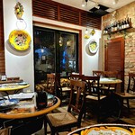 ピッツェリア エ オステリア パドリーノ - 店内のコンセプトは本場南イタリアのナポリとその周辺のリゾート地アマルフィ海岸らしいです。お洒落ですが肩肘はらず温かみがあり居心地のいい空間です♪