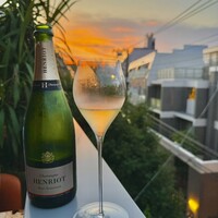 es - 夕焼けの中で飲むシャンパン、3階のフロアにて