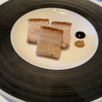 中国飯店 琥珀宮 - 皮付き豚バラ