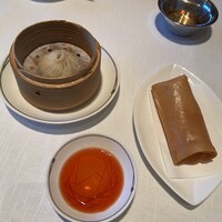 中国飯店 琥珀宮 - 小籠包、エビ春巻き