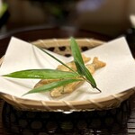 よし町 - 超細かい粉まぶしてカラッと揚げてあるの！
      油切れも最高で、技術を感じてゆきます。