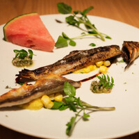 ラ・ボンヌターブル - ランチコース 7480円 の鮎の2種の火入れで、骨焼きと米粉焼き、ウルカのガストリック、サルサヴェルデ、焼きとうもろこし、山椒、西瓜