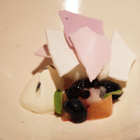 ラ・ボンヌターブル - ランチコース 7480円 のラベンダーのパブロバ、桃、ブルーベリー、ライチ、カモミール