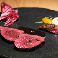 ラ・ボンヌターブル - ランチコース 7480円 の蝦夷鹿シンタマの稲藁焼き、ジュニパーペリー香る赤ワインソース、無花果、ビーツ、南瓜、カシューナッツ