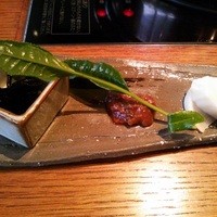 豚捨 KITTE丸の内店 - 前菜の伊勢はんぺん、肉味噌・ひじき煮。