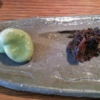 豚捨 KITTE丸の内店 - 前菜の茹で天豆と牛肉しぐれ煮。