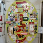 肉めん 肉めし すず気 - 色々貼られてる〜